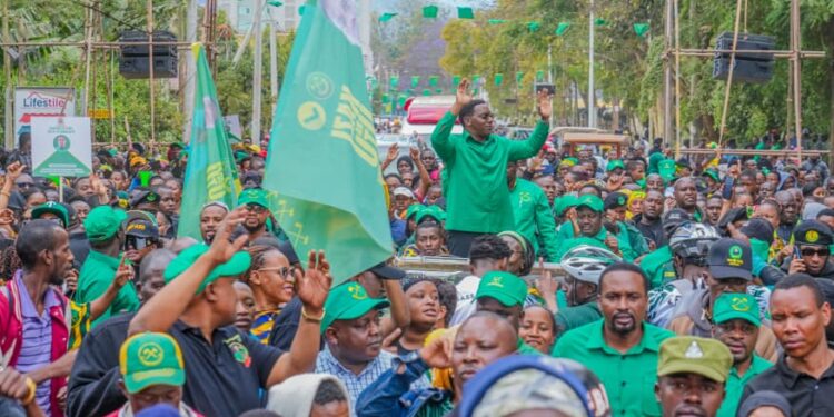 MAELFU  WAJITOKEZA  KUMSINDIKIZA  MAKONDA  KUCHUKUA  FOMU  ARUSHA