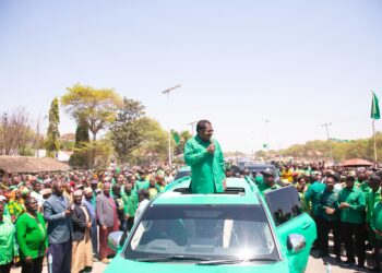 MGOMBEA Mwenza wa Urais Balozi Dk. Emmanuel Nchimbi, akizungumza na wananchi wa Wilaya ya Magu
