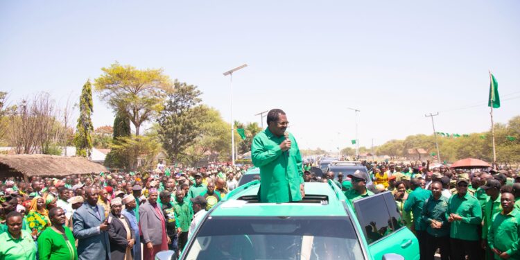 MGOMBEA Mwenza wa Urais Balozi Dk. Emmanuel Nchimbi, akizungumza na wananchi wa Wilaya ya Magu