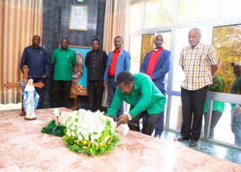 MGOMBEA Mwenza wa Urais, Dk. Emmanuel Nchimbi, akiweka shada la maua kwenye kaburi la Baba wa Taifa, Hayati Mwalimu Julius Nyerere, Butiama, mkoani Mara. (Picha na Abdurahman Jumanne)