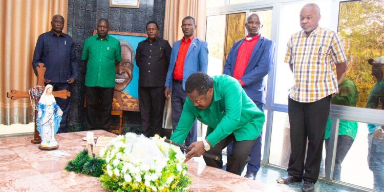 MGOMBEA Mwenza wa Urais, Dk. Emmanuel Nchimbi, akiweka shada la maua kwenye kaburi la Baba wa Taifa, Hayati Mwalimu Julius Nyerere, Butiama, mkoani Mara. (Picha na Abdurahman Jumanne)