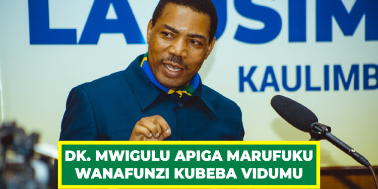 DK. MWIGULU APIGA MARUFUKU WANAFUNZI KUBEBA VIDUMU